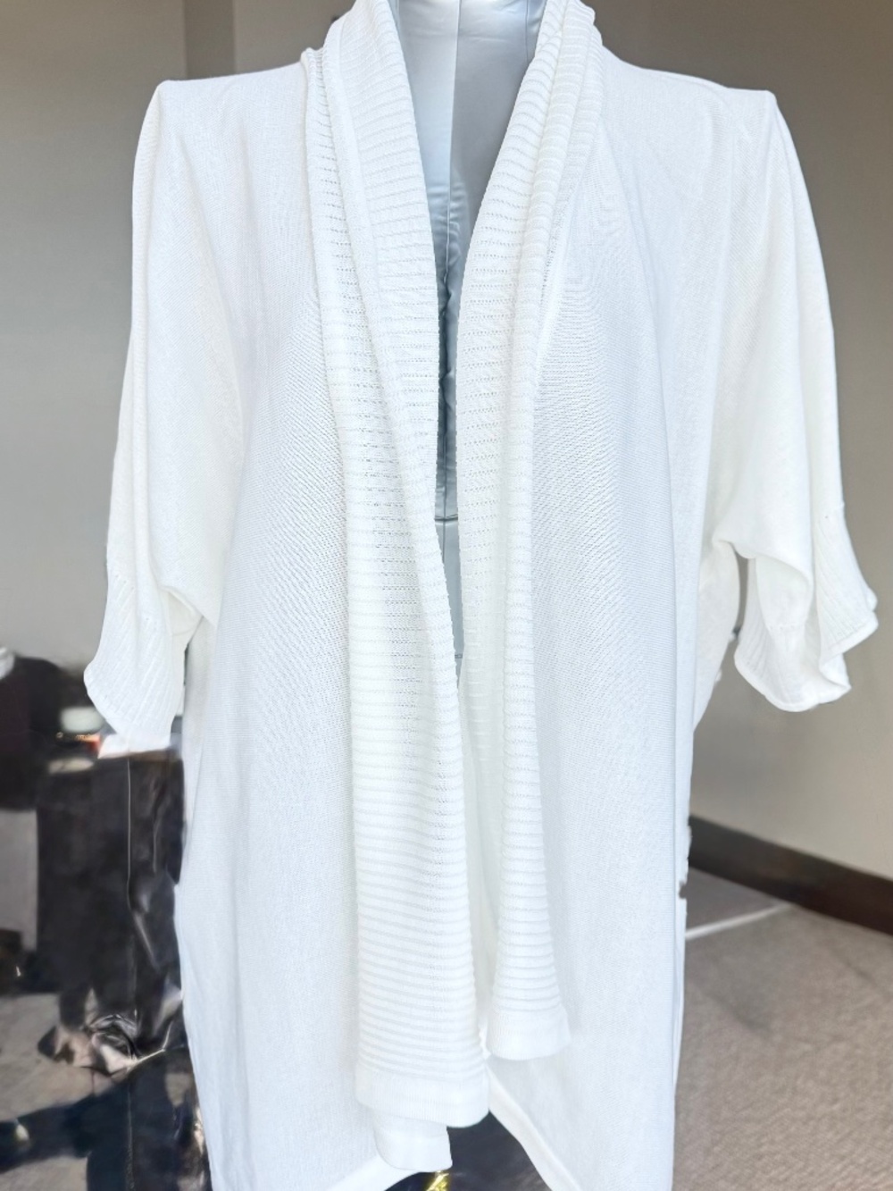 MISOOK  WHITE CAPE KNIT CARDIGAN. SIZE XS
